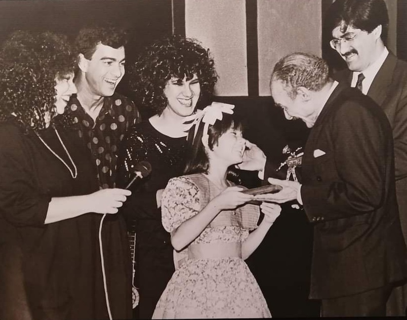 Claudio Cohén en una imagen de los años 80, en compañía de otros artistas. A su lado a la izquierda, Sonia Silvestre y a la derecha, María Castillo.
