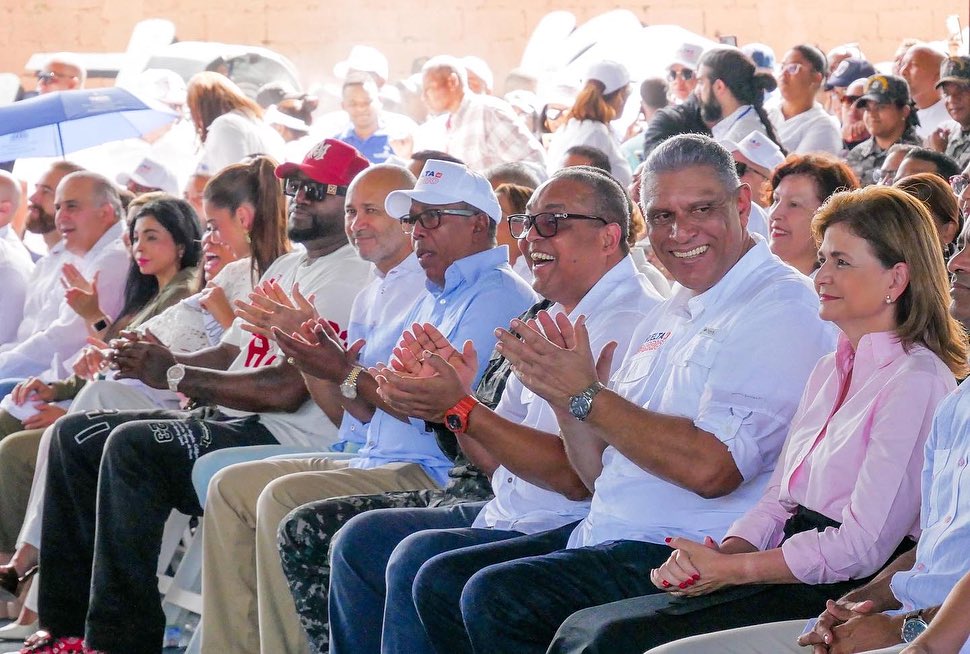 José Andújar, tercero desde la derecha, junto al ministro de Interior y Policía y la vicepresidenta Raquel Peña, en una actividad del programa «De vuelta al barrio», en el municipio Santo Domingo Oeste. 